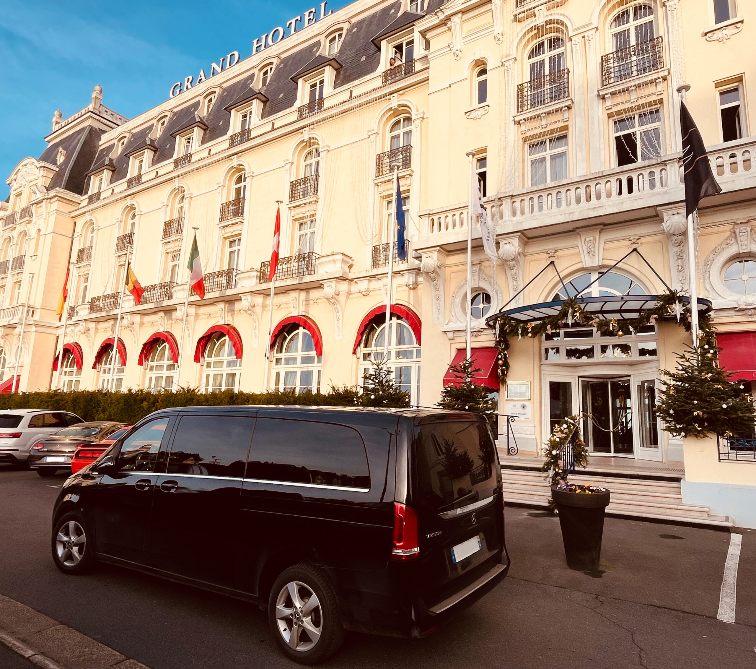 van devant Grand Hotel