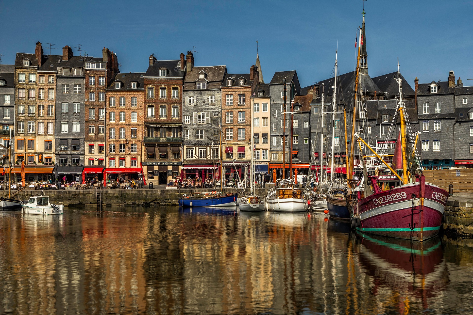 Port d'Honfleur avec ses maisons colorées et ses quais pittoresques